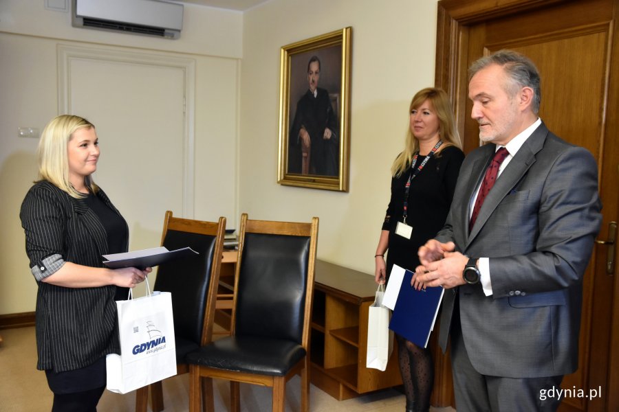 Prezydent Wojciech Szczurek wręcza nagrodę Angelice Popowicz // fot. Magdalena Czernek