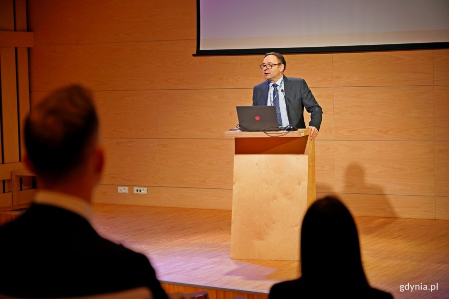 Bogdan Ołdakowski, prezes zarządu firmy Actia Forum, przemawiający podczas otwarcia 14. edycji konferencji Transport Week 
