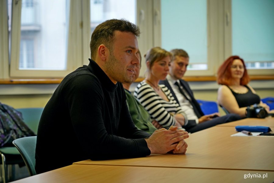 Gdynianin Jakub Kasperski, Piotr Kajut – jeden z wnioskodawców powstania Gdyńskiej Rady ds. Mężczyzn oraz Marta Otrębska – koordynatorka ds. praw człowieka podczas spotkania dotyczącego powołania Gdyńskiej Rady ds. Mężczyzn 
