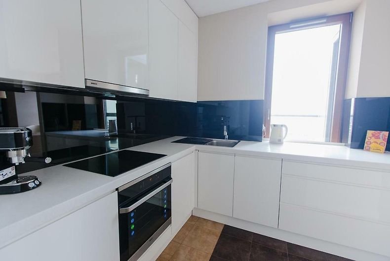 Apartament Sea Towers, widok na kuchnię