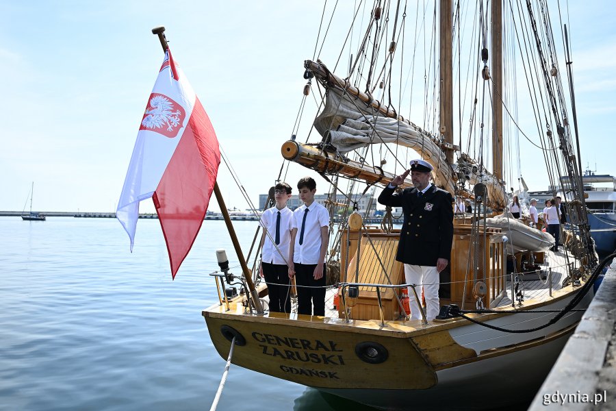 Podniesienie bandery na flagsztoku żaglowca ,,Generał Zaruski” (fot. Michał Puszczewicz)