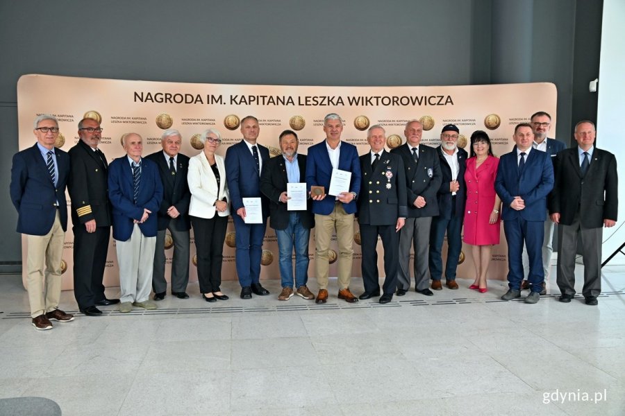 Wspólne zdjęcie laureatów Nagrody im. Kapitana Leszka Wiktorowicza, członków kapituły i organizatorów gali 