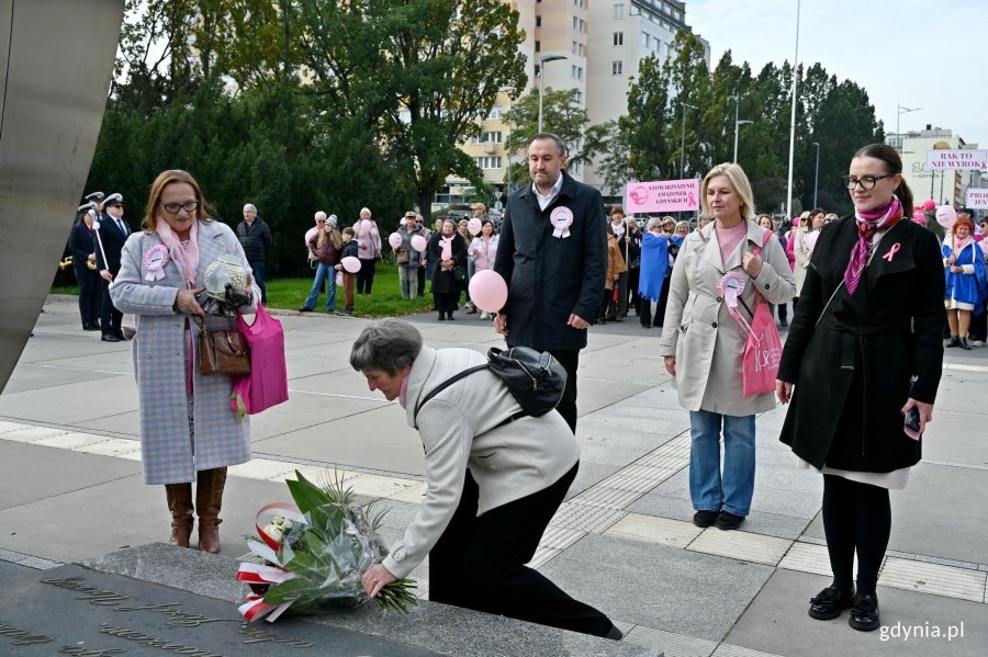 Od prawej: posłanka Wioleta Tomczak, przewodnicząca Rady Miasta Gdyni Beata Zastawna, Janina Łojba &ndash; prezes Stowarzyszenia Amazonek Gdyńskich i wiceprezydent Gdyni Tomasz Augustyniak składający kwiaty i znicz pod Pomnikiem Polski Morskiej podczas Marszu R&oacute;żowej Wstążki 