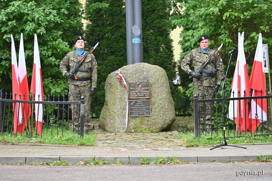 Jubileuszowe obchody przy symbolicznym obelisku i umieszczonym na cokole samolocie TS-8 Bies w Babich Dołach, fot. Michał Puszczewicz