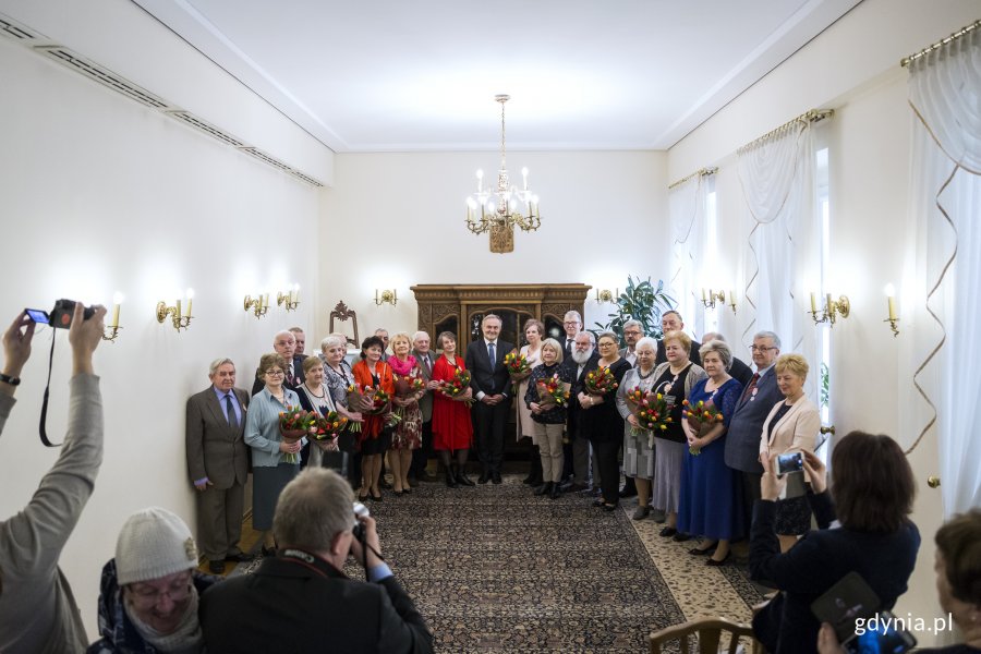 Pamiątkowe Medale za Długoletnie Pożycie Małżeńskie z rąk prezydenta Wojciecha Szczurka odebrały pary obchodzące Złote Gody, fot. Przemysław Kozłowski