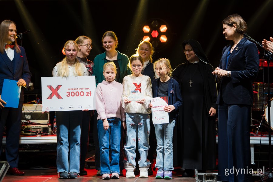 Gala finałowa X edycji Przeglądu Teatrów Amatorskich „Kurtyna” w gdyńskim Małym Kacku. Na scenie m.in. laureaci jednej z nagród, przedstawiciele stowarzyszenia KACK i Katarzyna Gruszecka-Spychała (fot. Paweł Budziński)