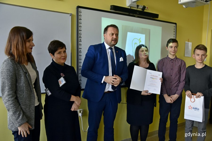 Wiceprezydent Marek Łucyk oraz Iwona Krzyżowska z firmy Dalkia przekazali nagrody uczniom ze Szkoły Podstawowej nr 20 // fot. Magdalena Czernek