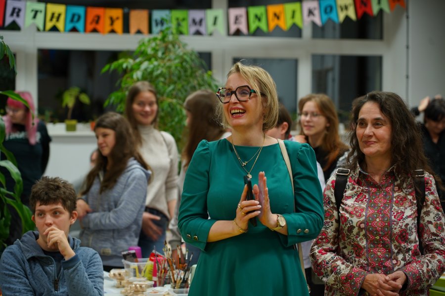 Urodzinowe spotkanie w Wymiennikowni. Od lewej radna miasta Agnieszka Tokarska oraz kierowniczka filii Chylonia Biblioteki Gdynia Anna Flores-Janiszewska (fot. Magdalena Śliżewska, gdynia.pl)