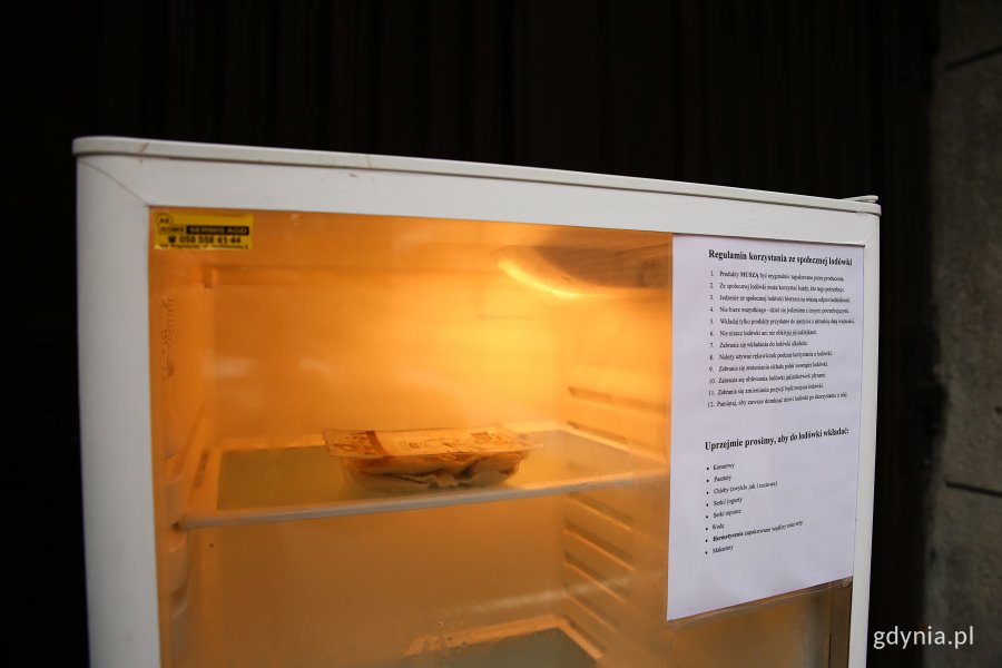 Każdy może włożyć oryginalnie zapakowane, świeże jedzenie do społecznej lodówki przy kościele oo. Franciszkanów, fot. Przemysław Kozłowski