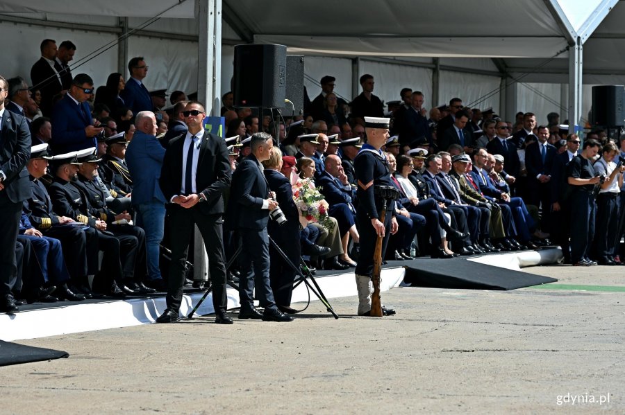 Uczestnicy uroczystości chrztu okrętu ORP &bdquo;Wicher&rdquo; zgromadzeni przy jednym z nabrzeży PGZ Stoczni Wojennej