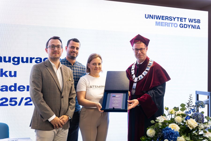Wręczenie tytułu Partnera Biznesowego Roku uczelni firmie Amazon 