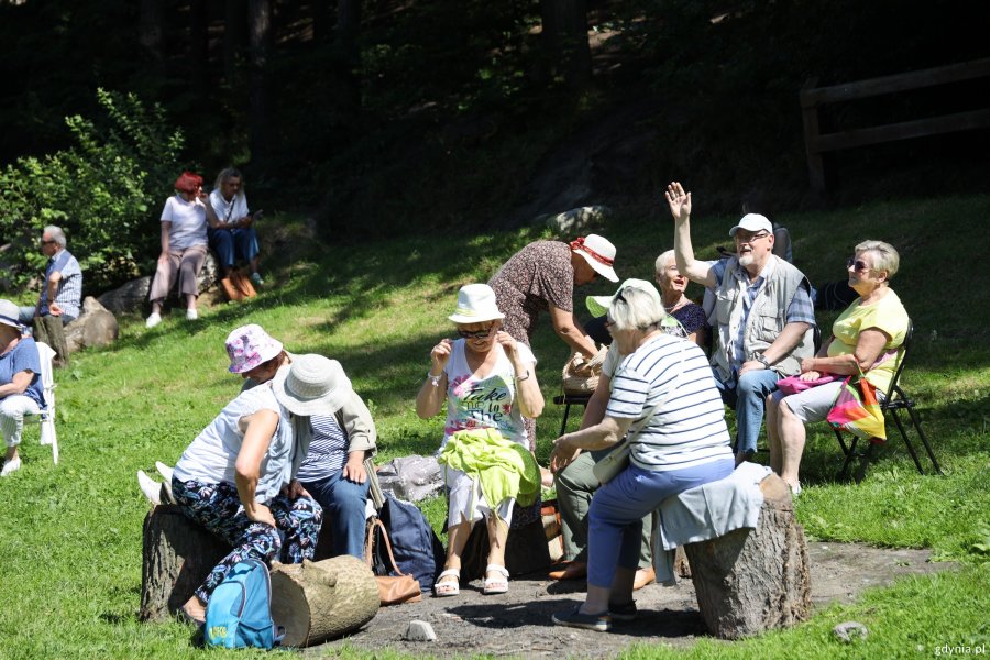 Uczestnicy pikniku dla senior&oacute;w na Polance Redłowskiej