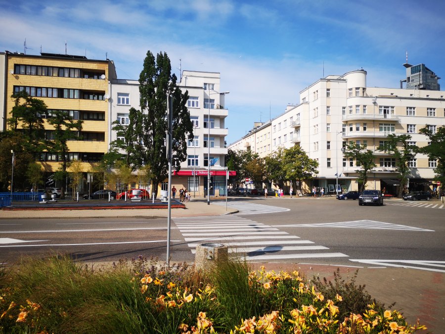 Spacer architektoniczny Gdyńskiego Szlaku Modernizmu, w tle kamienice Jurkowskiego i Pręczkowskiego // fot. Karolina Szypelt