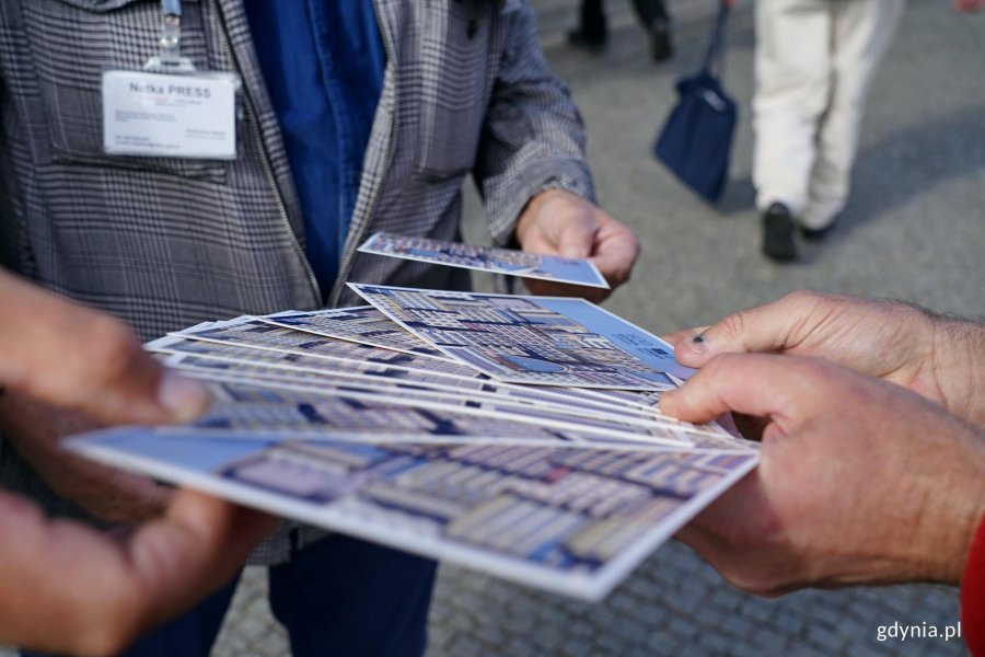 Pamiątkowe kartki rozdane uczestnikom premierowego spaceru szlakiem UNESCO