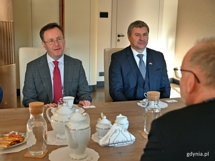 Od lewej: JE Samvel Mkrtchian - ambasador Republiki Armenii w Polsce i Rafał Choma - konsul honorowy Republiki Armenii w Łodzi podczas spotkania w Urzędzie Miasta Gdyni // fot. Magdalena Czernek