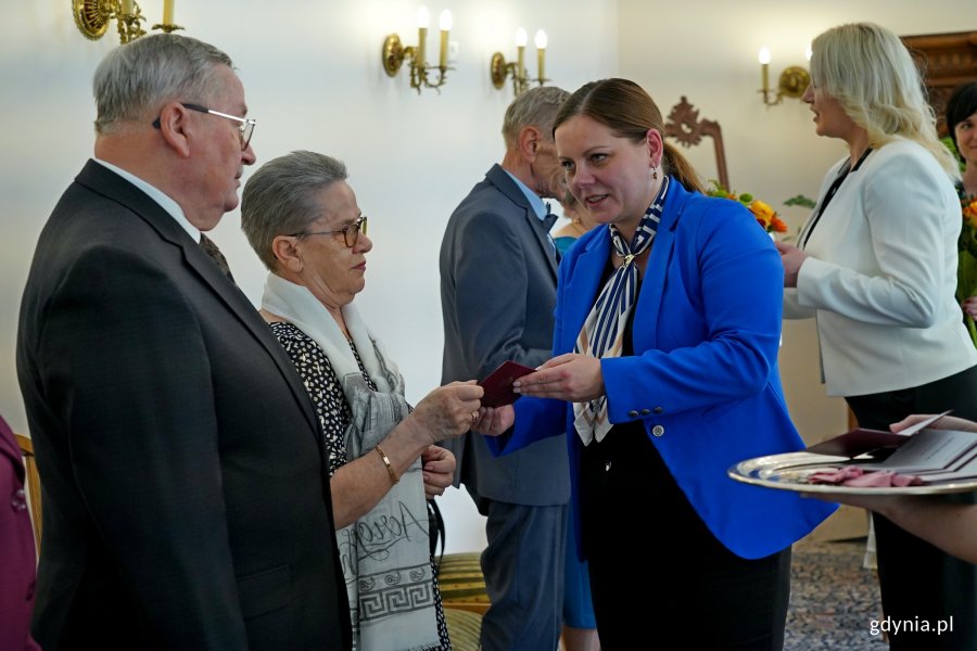 Prezydent Aleksandra Kosiorek wręcza medal jubilatom