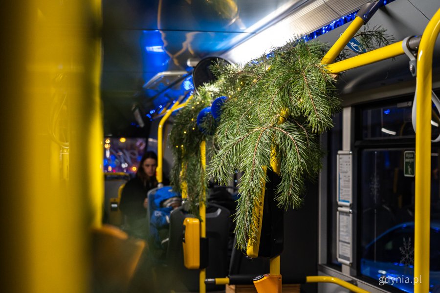 Mikołajkowy trolejbus od PKT na ul. Armii Krajowej podczas miejskiej imprezy mikołajkowej (fot. Kamil Złoch)