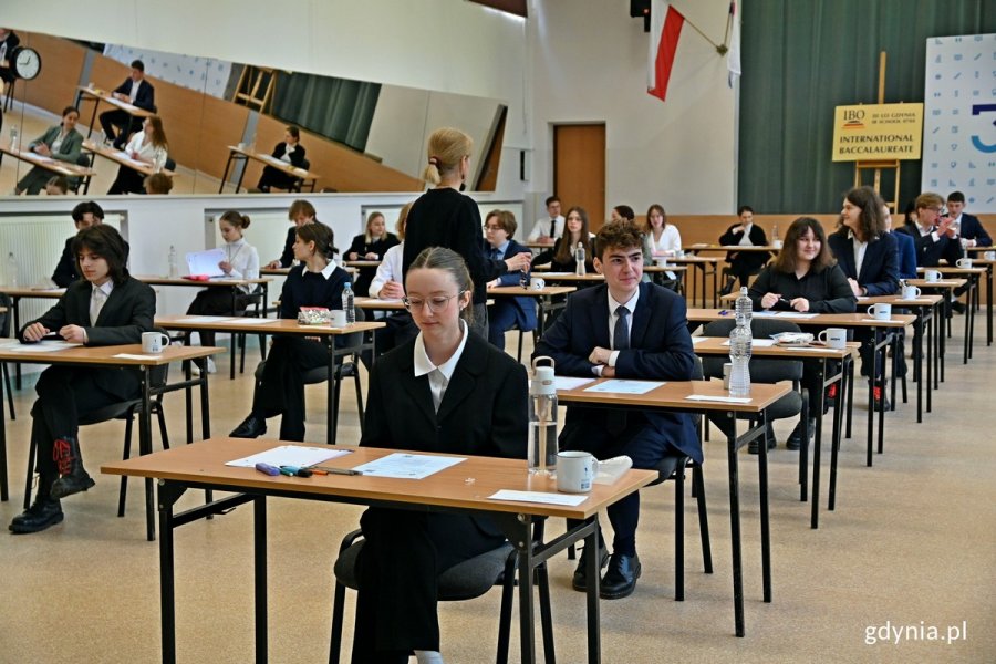 Abiturienci z III LO, którzy przystąpili do matury międzynarodowej, siedzący na sali egzaminacyjnej