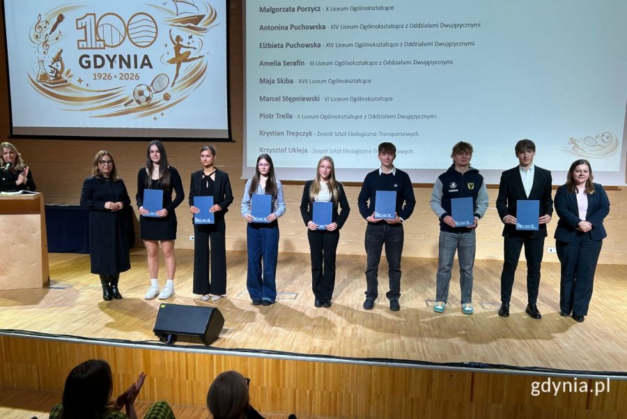 Stypendystki i stypendyści wraz z prezydent Gdyni Aleksandrą Kosiorek i wicprezydentką Gdyni Oktawią Gorzeńską (fot. Magdalena Starnawska)