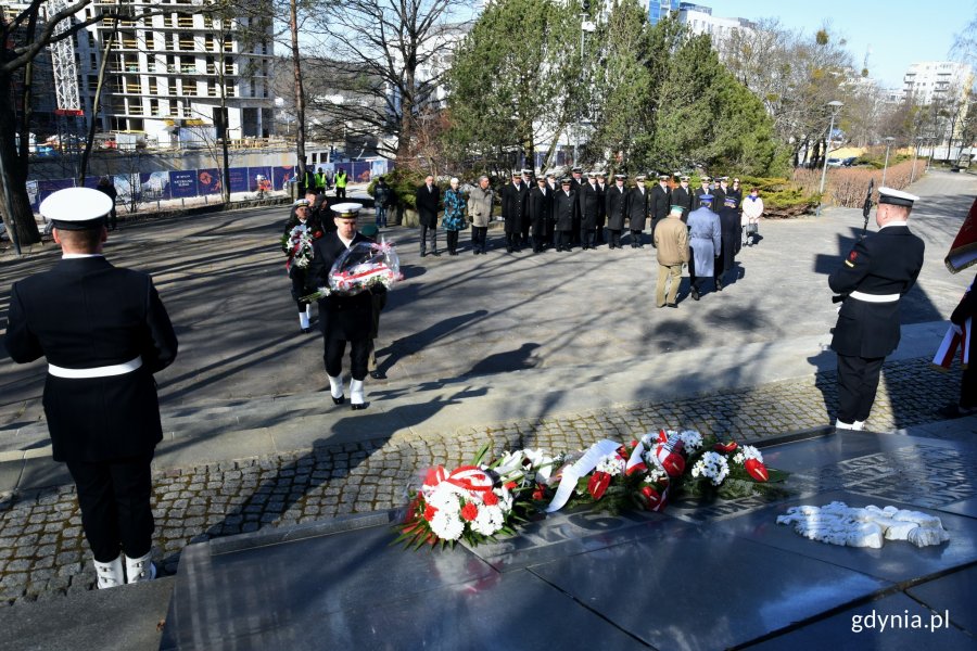 Uczestnicy uroczystości z okazji 77. rocznicy zakończenia walk o Gdynię złozyli kwiaty przed pomnikiem Obrońców Wybrzeża na Cmentarzu Wojennym w Redłowie // fot. Magdalena Czernek