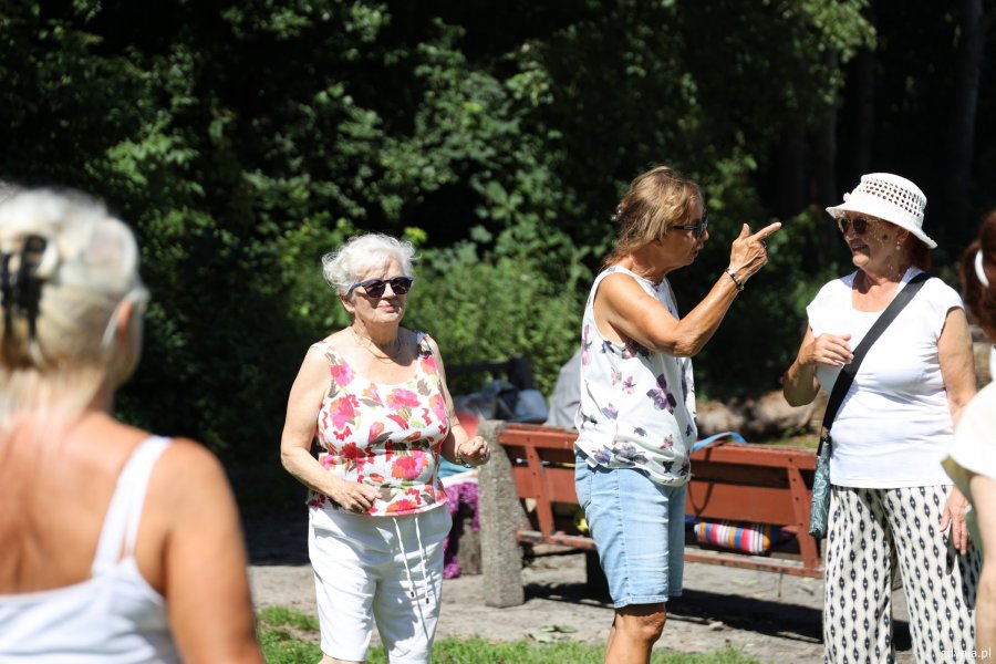Uczestnicy pikniku dla senior&oacute;w na Polance Redłowskiej
