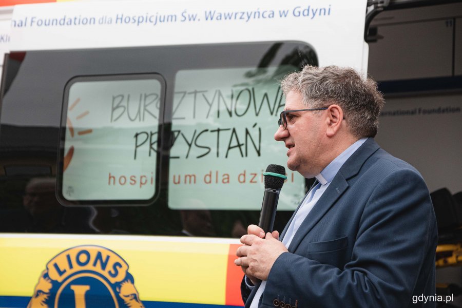 Symboliczna uroczystość przekazania karetki dla hospicjum w Gdyni-Oksywiu, fot. Kamil Złoch