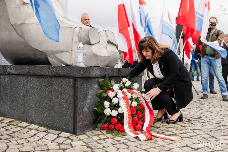 Małgorzata Zwiercan składa kwiaty przed pomnikiem Ofiar Grudnia '70 w imieniu premiera Mateusza Morawieckiego // fot. Karol Stańczak