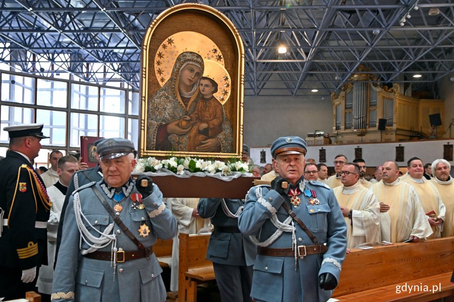 Przedstawiciele Związku Piłsudczyków wnoszą obraz Matki Bożej Pocieszenia do sanktuarium Miłosierdzia Bożego // fot. Magdalena Czernek