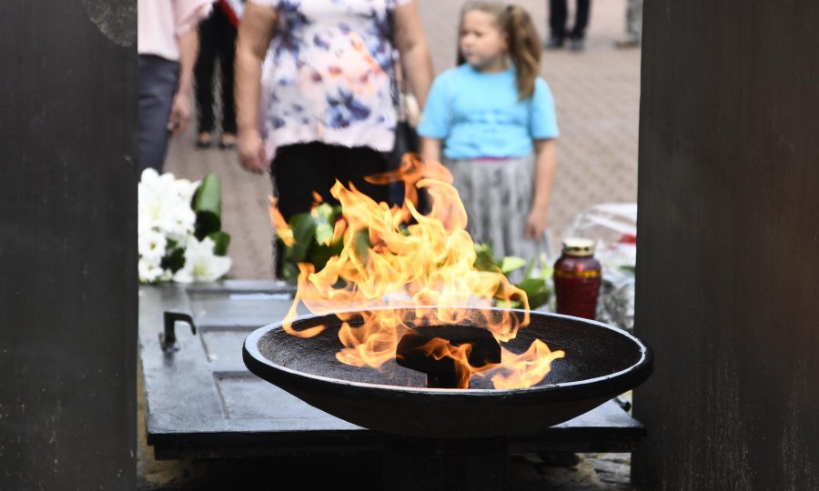 Uroczystości pod pomnikiem Ofiar Grudnia '70 przy Urzędzie Miasta Gdyni // fot. Kamil Złoch