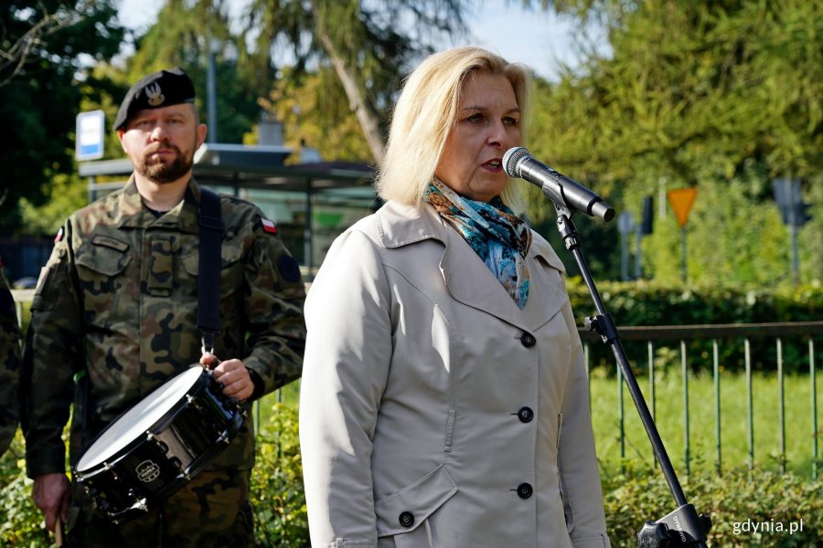 Beata Zastawna &ndash; przewodnicząca Rady Miasta Gdyni przemawiająca podczas uroczystości z okazji 87. rocznicy zakończenia walk w obronie Kępy Oksywskiej