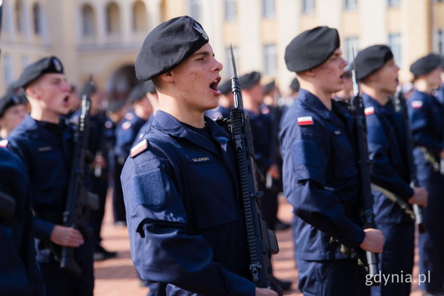 Podchorążowie Akademii Marynarki Wojennej podczas uroczystej przysięgi wojskowej 