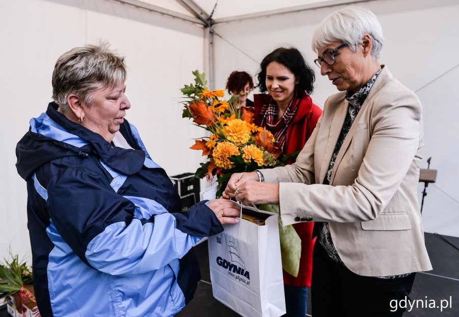 Laureaci konkursu "Gdynia w Kwiatach" odebrali z rąk przewodniczącej Rady Miasta Joanny Zielińskiej nagrody i wyróżnienia // fot. Przemysła Świderski