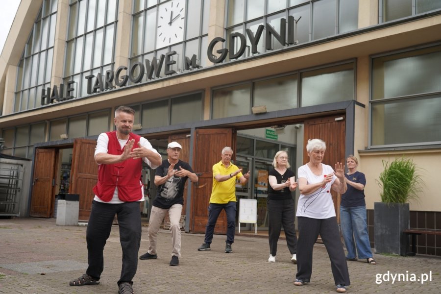 BAZAR Inicjatyw Społecznych. Na zdjęciu pokaz Tai Chi wykonany przez Fundację Fly. (fot. Łukasz Kamasz)