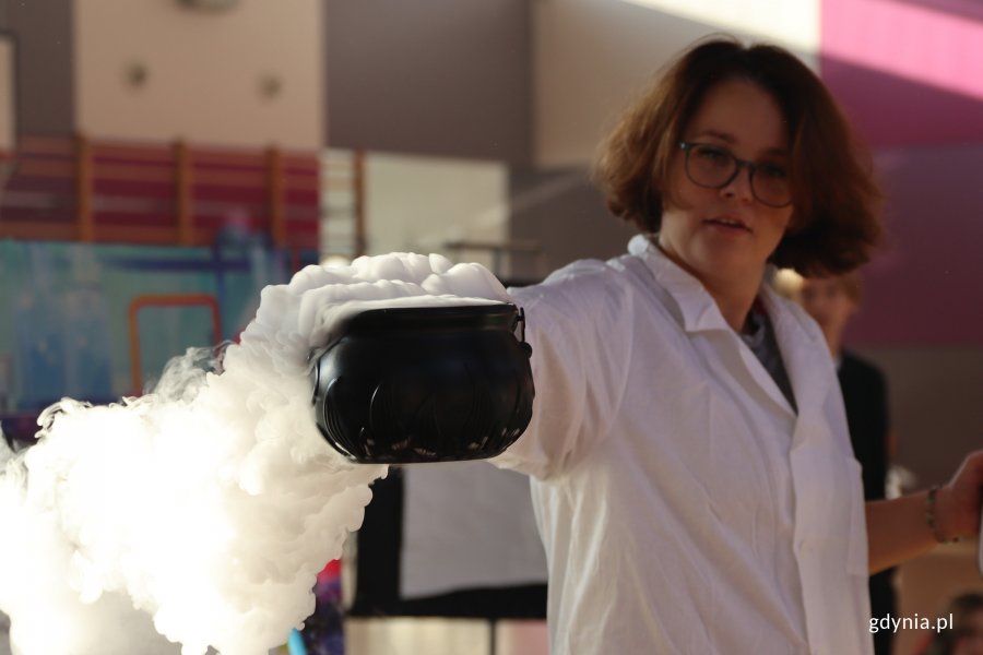 Szkolny Festiwal Nauki w Gdyni w SP 18, na zdjęciu młodzież podczas pokazów dla klas IV-VIII (fot. Katarzyna Balcerzak)