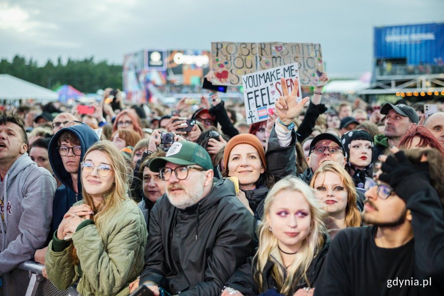 Uczestnicy festiwalu pod sceną gł&oacute;wną podczas jednego z koncert&oacute;w 