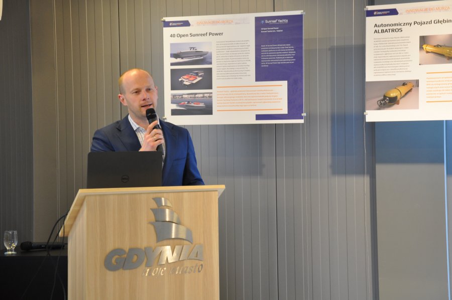 Wiceprezydent Bartosz Bartoszewicz  mówi o car-sharingu podczas inauguracji usługi w Infoboxie