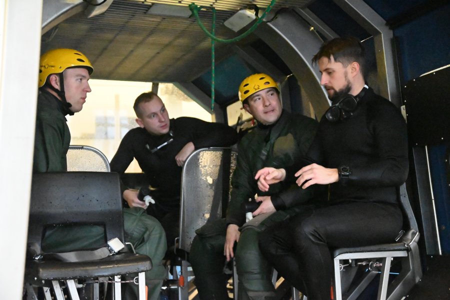 Instrukcja ewakuacji, na zdjęciu m.in. podporucznik Łukasz Trzaska i major Antony Vargas. Fot. Zygmunt Gołąb 
