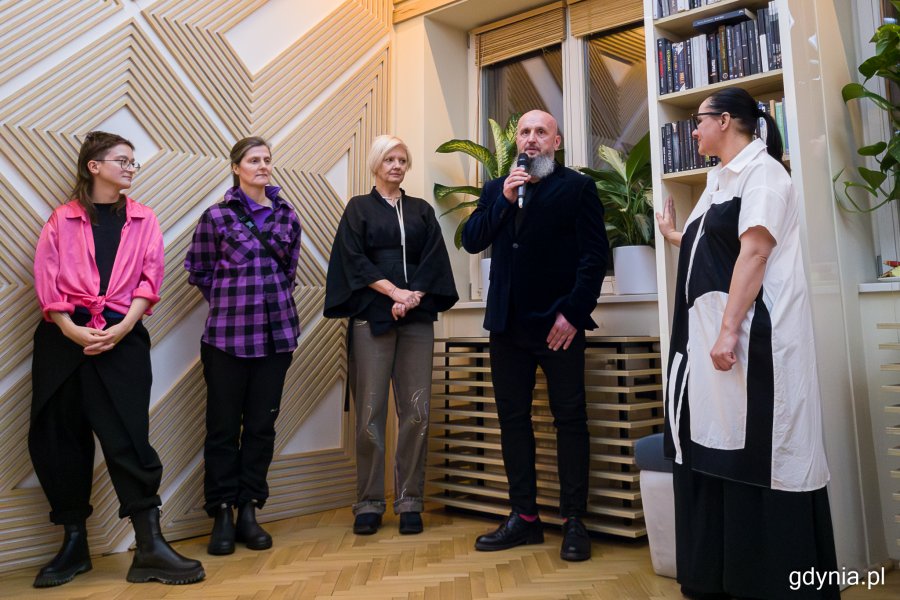 Wernisaż wystawy „Część wspólna” w gdyńskim Konsulacie Kultury. Od lewej: Liliana Zeic, Julita Wójcik, Aleksandra Kubiak, Tomasz Kosiński i dyrektorka Gdyńskiego Centrum Kultury Katarzyna Korzeniewska (fot. Karol Stańczak)