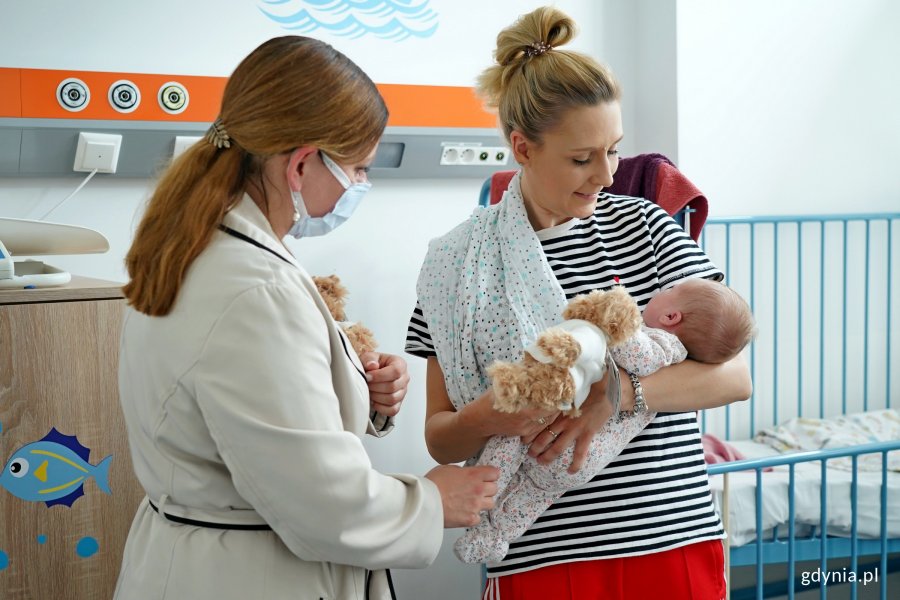Prezydent Gdyni Aleksandra Kosiorek wraz z małą pacjentką i jej mamą podczas wizyty na Oddziale Pediatrycznym Szpitala św. Wincentego a Paulo w Gdyni 