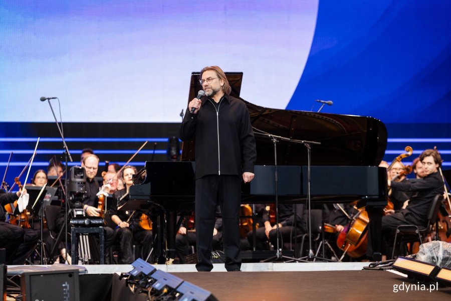 Mikołaj Zi&oacute;łkowski, szef agencji Alter Art, otwierający koncert &bdquo;Chopin na Open&rsquo;erze&rdquo; 