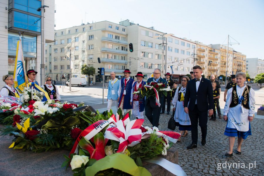 Adam Labuhn, prezes gdyńskiego oddziału Zrzeszenia Kaszubsko-Pomorskiego składa wieniec pod pomnikiem Antoniego Abrahama