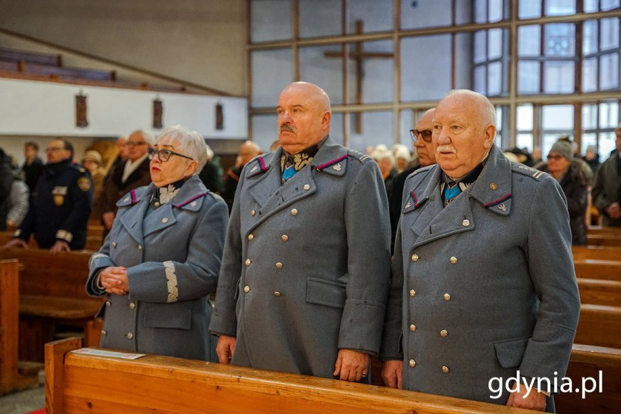 Przedstawiciele Związku Piłsudczyków RP podczas mszy św. w intencji Gdyni 