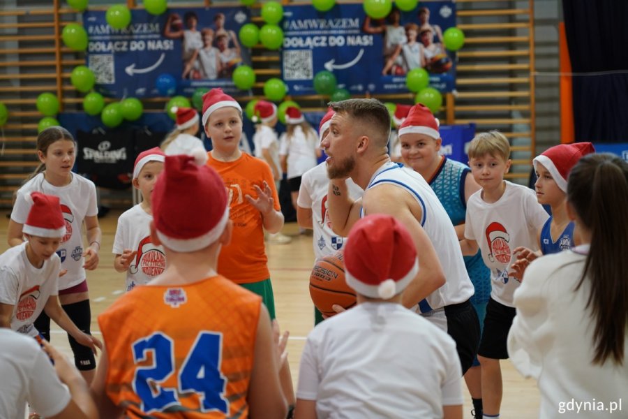 Dzieci trenują z Kacprem Lachowiczem