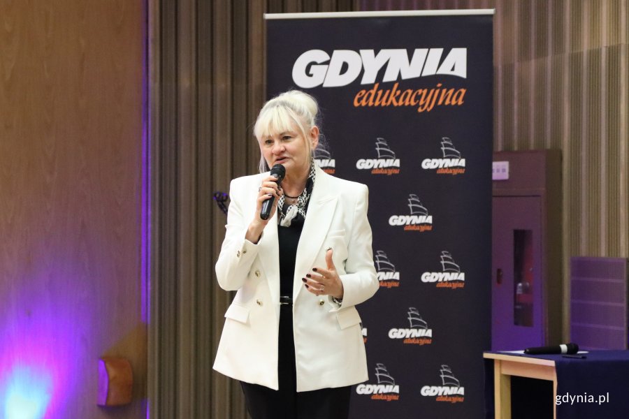 Uroczystość wręczenia akt&oacute;w mianowania w Szkole Muzycznej I i II stopnia im. Noskowskiego, na zdjęciu naczelniczka Wydziału Edukacji Iwona Tanewska.(fot. Katarzyna Balcerzak) 