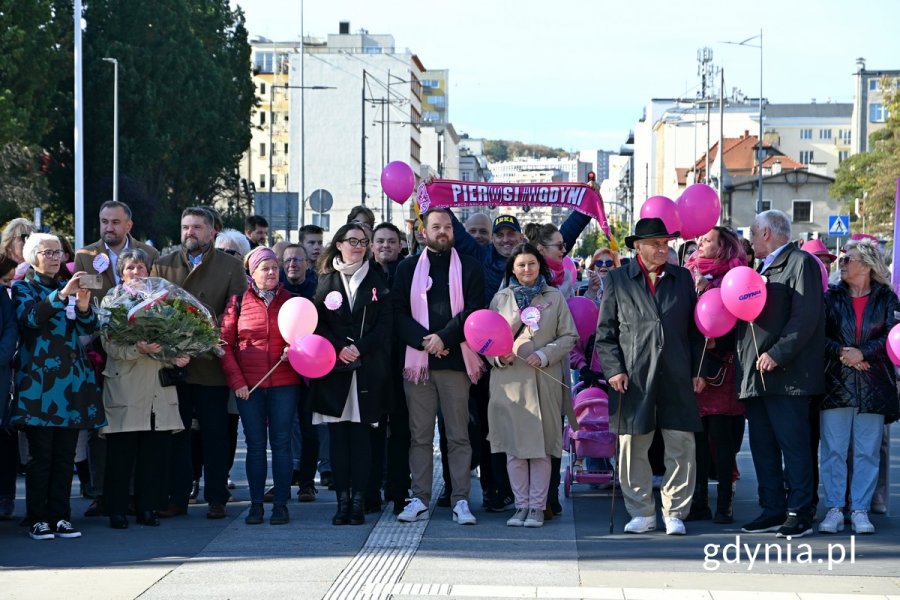 W Marszu Różowej Wstążki uczestniczyli m.in.: posłanka Wioleta Tomczak, wiceprezydent Gdyni Tomasz Augustyniak, Tadeusz Szemiot – przewodniczący Rady Miasta Gdyni, Janina Łojba – prezes Stowarzyszenia Amazonek Gdyńskich i radni Gdyni – Joanna Zielińska, Teresa Bysewska, Łukasz Strzałkowski i Emilia Rogała 