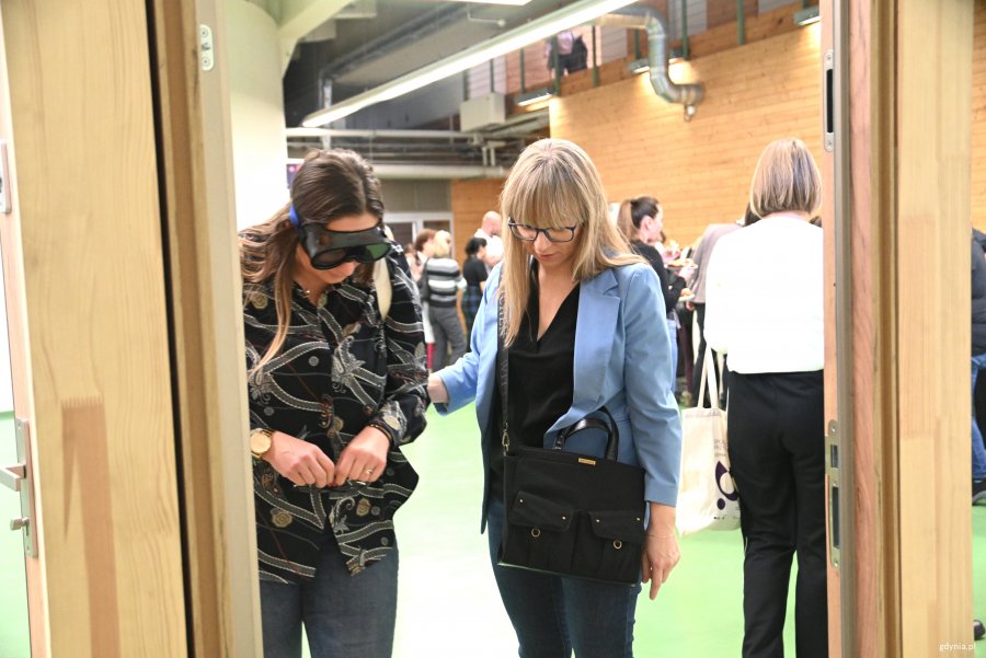 Kobiety w okularach przechodzą przez drzwi