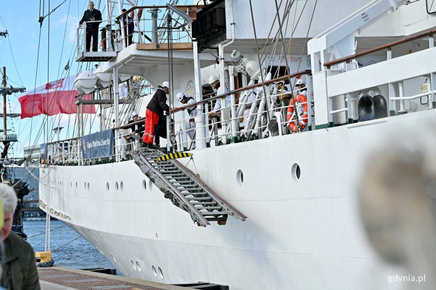 Załoga &bdquo;Daru Młodzieży&rdquo; opuszczająca trap po wpłynięciu do portu i zacumowaniu przy Nabrzeżu Pomorskim 