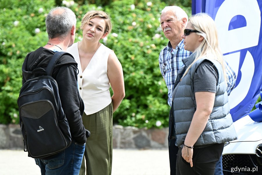 Laureaci nagród w 8. edycji loterii „Rozlicz PIT w Gdyni” z rodzinami podczas wydarzenia na Kamiennej Górze