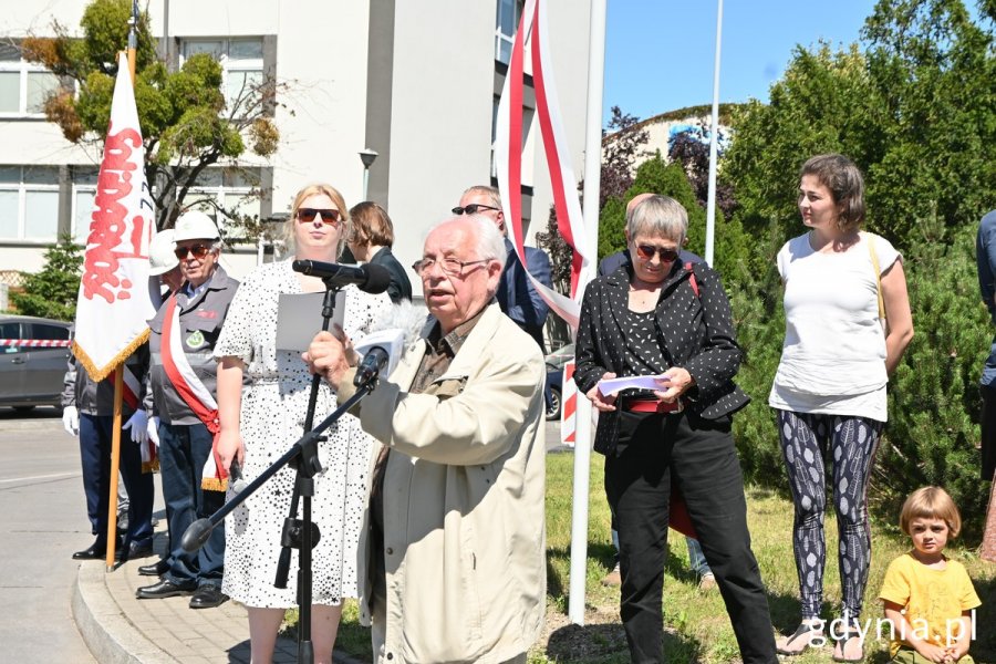 mężczyzna przy mikrofonie
