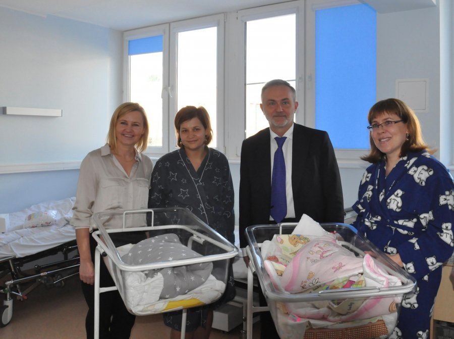 Prezydent Gdyni Wojciech Szczurek i Beata Szadziul - pełnomocnik prezydenta ds. rodziny odwiedzili małych gdynian urodzonych 10 lutego i ich mamy // fot. Magdalena Czernek 